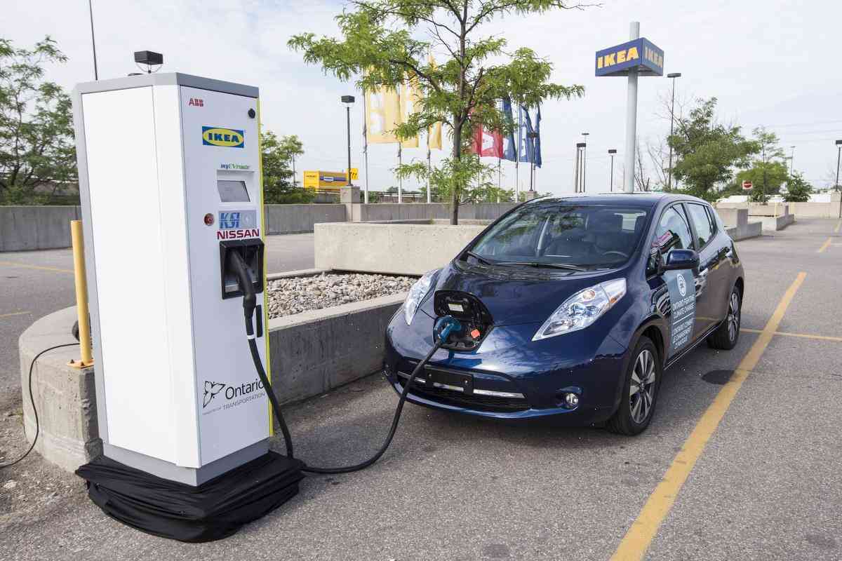Toronto will phase out streetcars, charge electric cars at night and accelerate its transition to electric vehicles